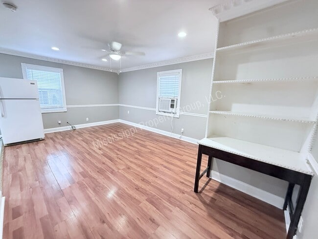Building Photo - 1BR/1BA With Garage For Rent