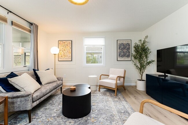 Building Photo - 834 Woodcliff Dr