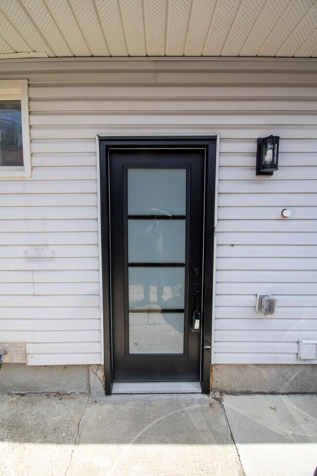 Photo du bâtiment - Cozy Lower Unit * White Oaks Pond Mills * Available Nov 15 *$1395 +