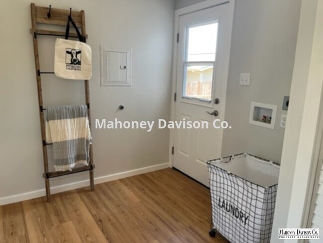 Building Photo - 3 bdrm/2 bath, fully refurbished, 1600 sf,...