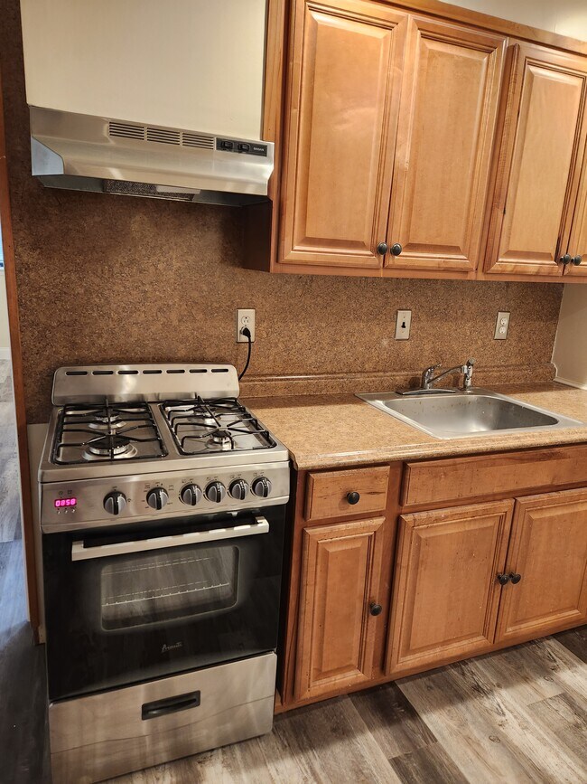 Kitchen Cabs/SS Range/Stove - 929 Federal St