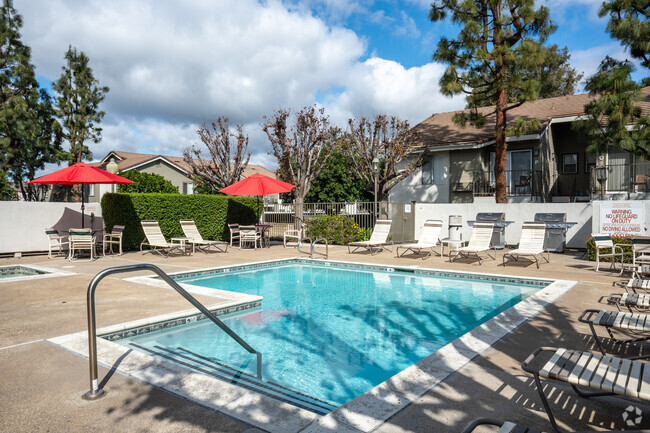 Área de piscina - Emeritus Park Senior Apartments