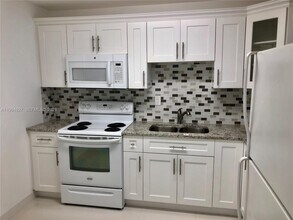 Building Photo - 5530 N Lakewood Cir