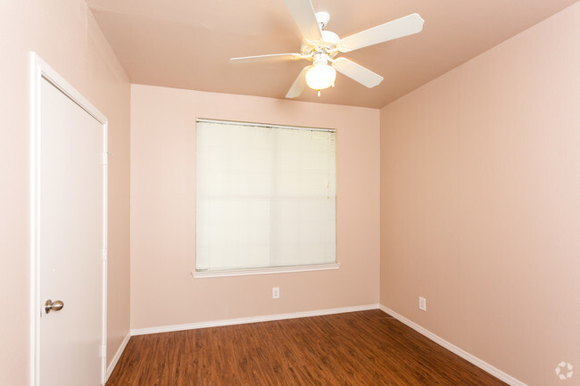 2BR, 1BA - 902SF Bedroom - Rosemont of El Dorado