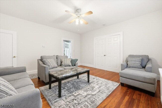 Foto del edificio - 57 Menzel Ave