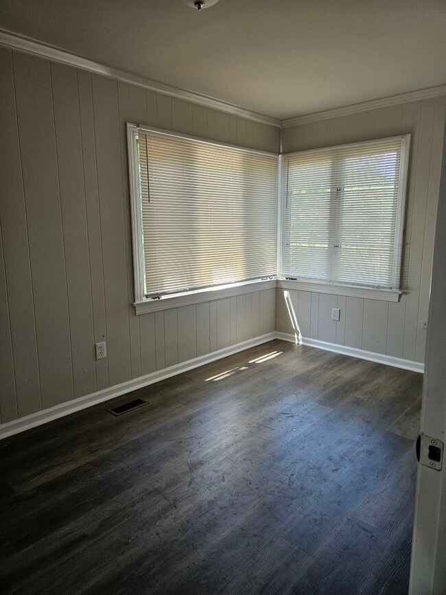 Building Photo - 108 E Main St