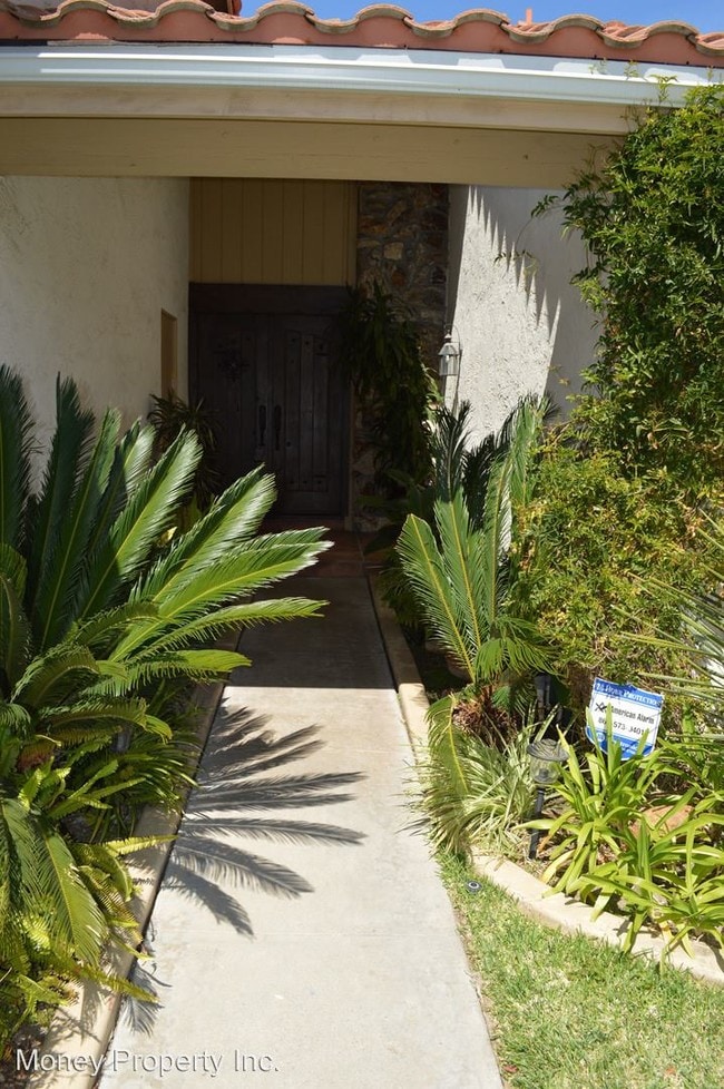 Building Photo - 4 br, 2 bath Apartment - 679 Rivera Street