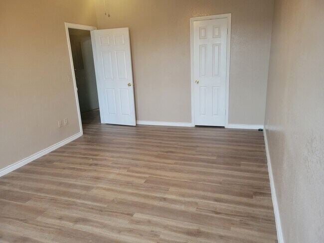 Building Photo - 354 E Southcross Blvd