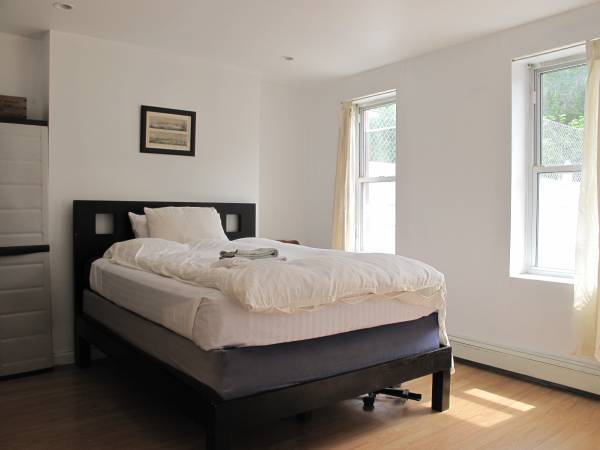 Building Photo - Huge 1 Bdr Apt with private backyard