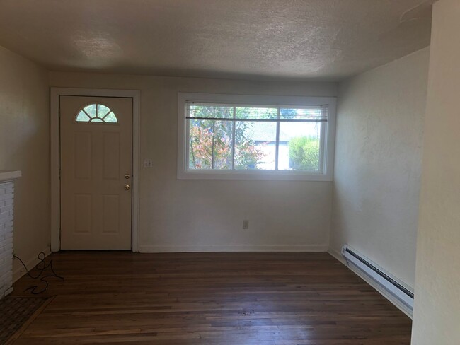 Building Photo - Campus House ~ 4 bedroom, 1.5 bath