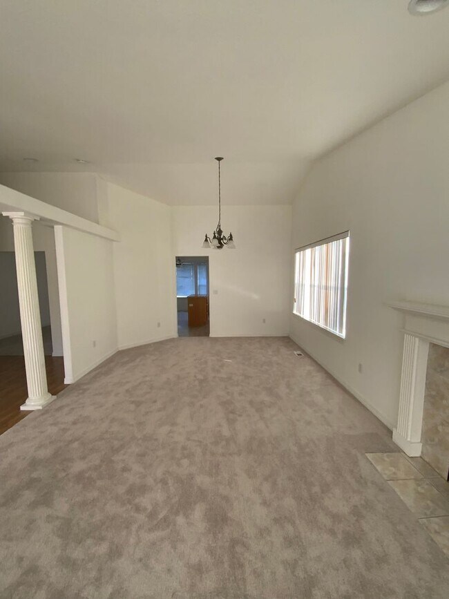Building Photo - Beautiful Single Level Home on Corner Lot ...