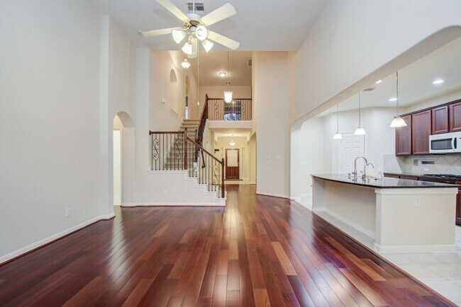 Building Photo - Beautiful 4 bed/ 3 bath home near lake and...