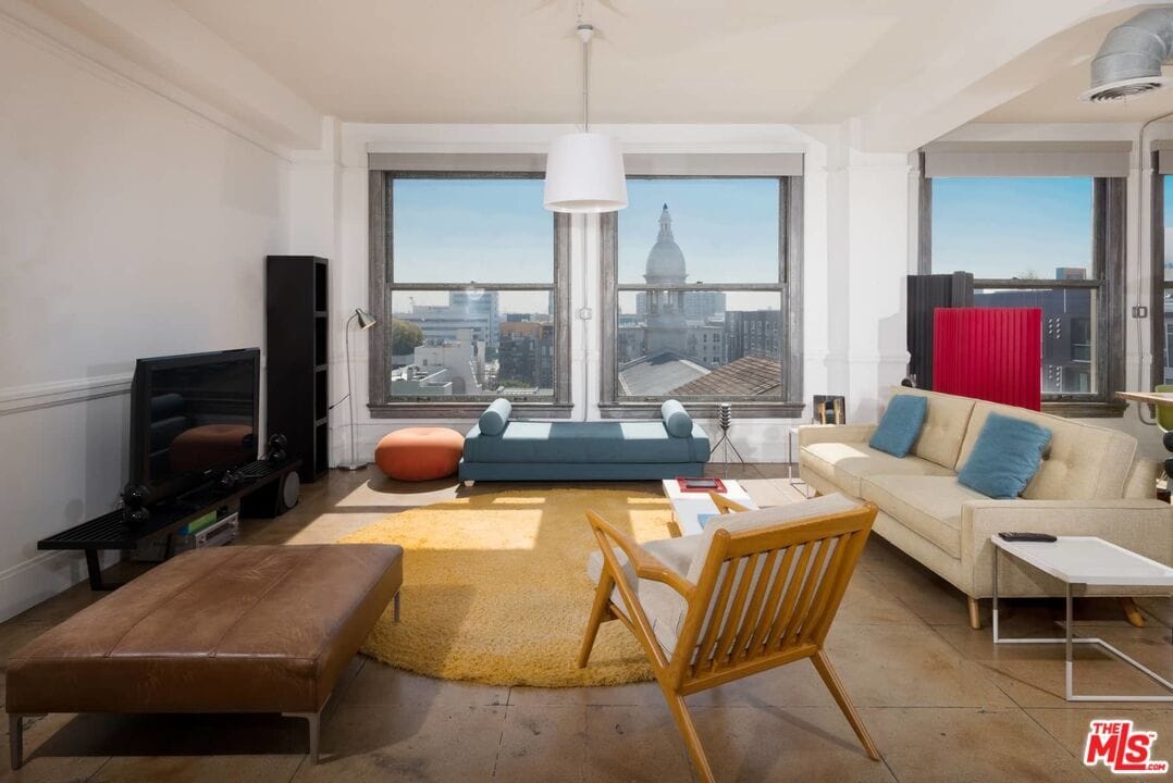 Foto principal - 108 W 2nd St