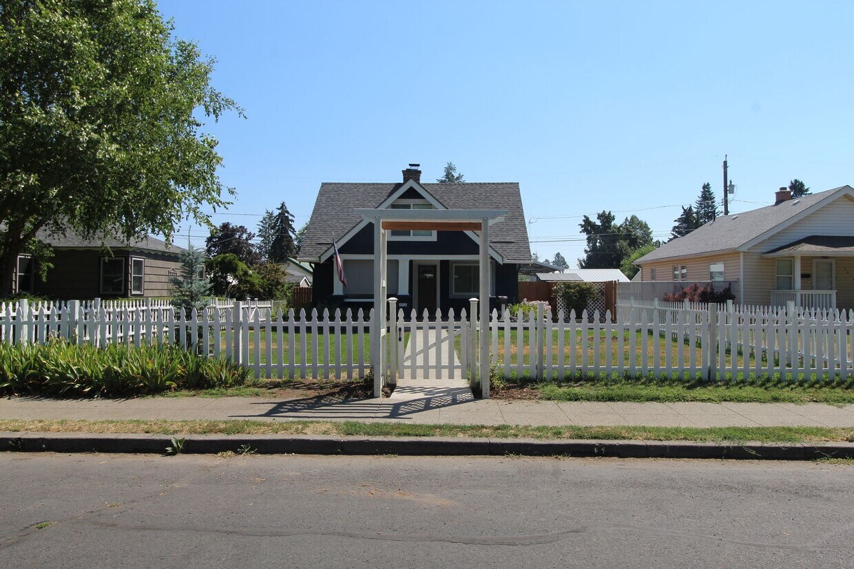 Primary Photo - 4918 N. Madison St. Spokane, WA 99205 - Nu...