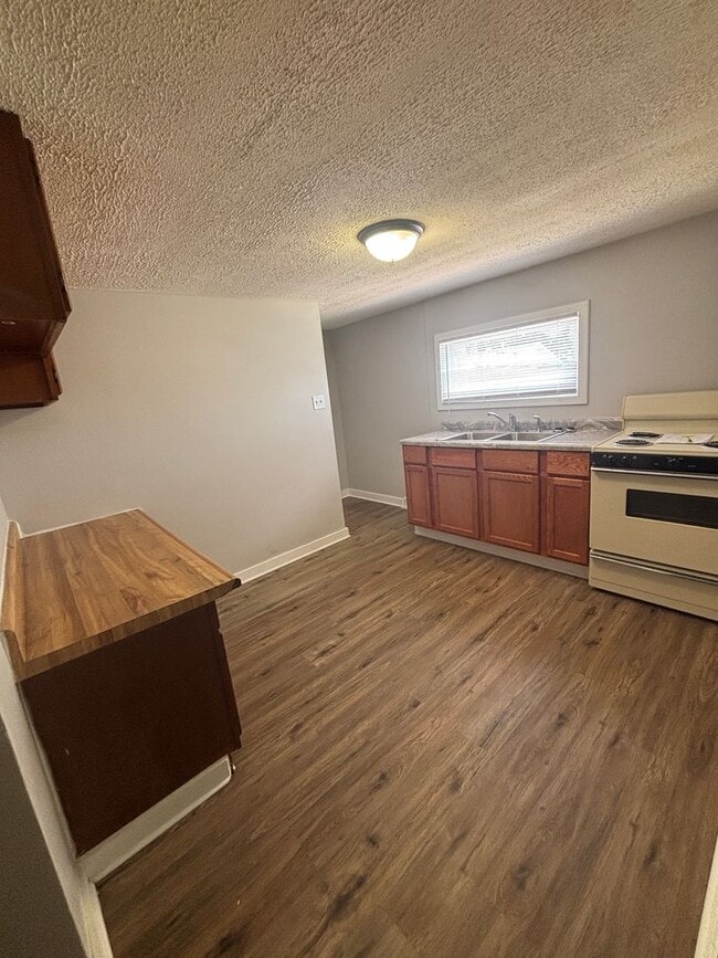 Building Photo - 1 Bedroom Apartment