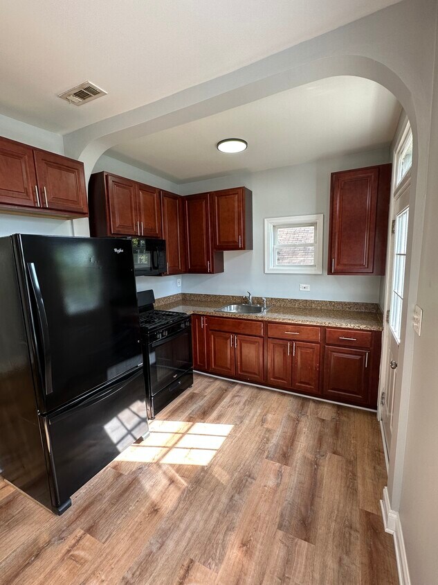 Kitchen - 5212 Kenwood Ave