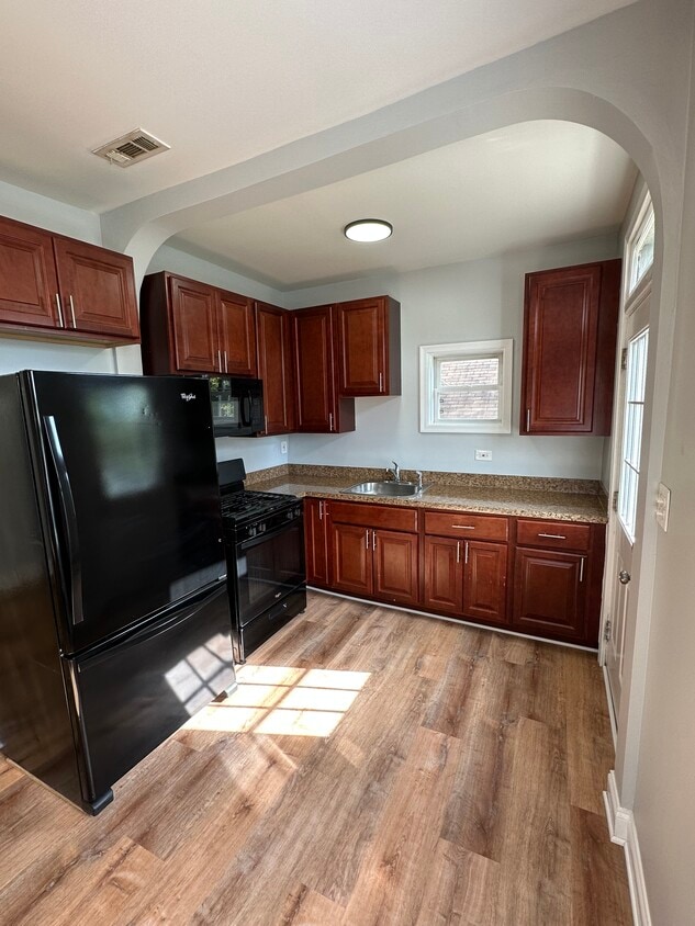 Kitchen - 5212 Kenwood Ave