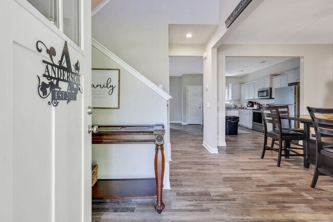 Building Photo - MOVE IN READY (ONE SMALL PET FRIENDLY)