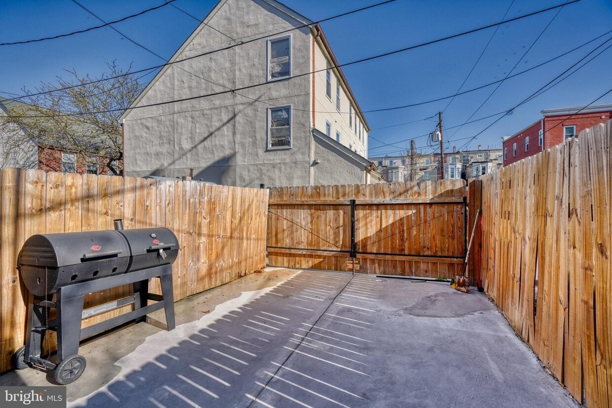 Primary Photo - 336 E 21st St