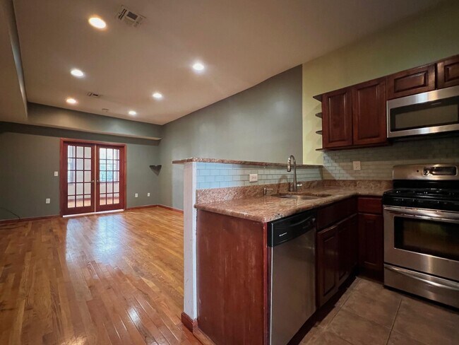 Foto del edificio - 243 Pearsall Ave