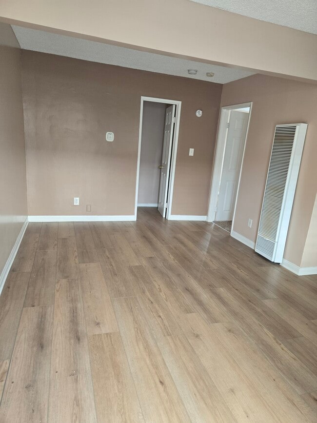 Building Photo - 5723 Hazeltine Ave