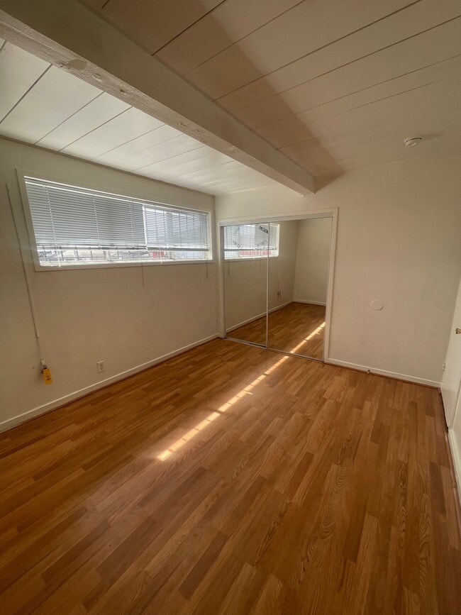 Building Photo - Thousands Points Apartment