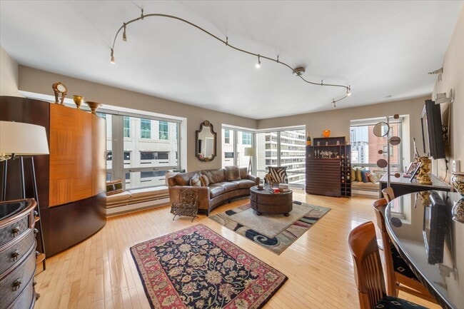 Building Photo - 57 E Delaware Pl