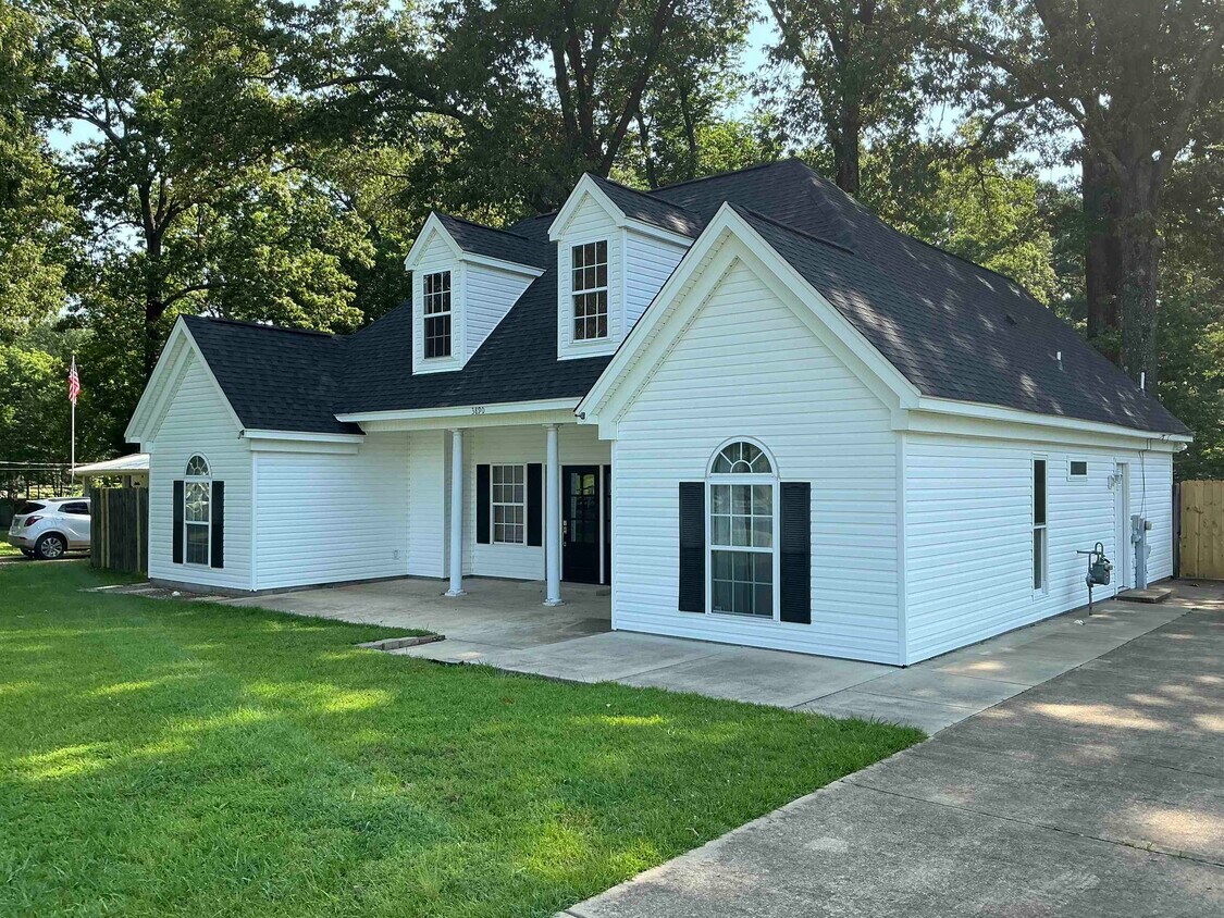 Primary Photo - 3890 Olive St