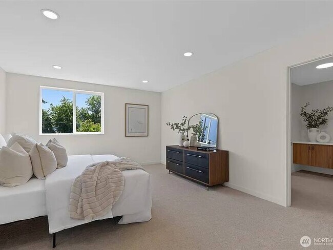 Foto del edificio - 5041 Bowen Pl S