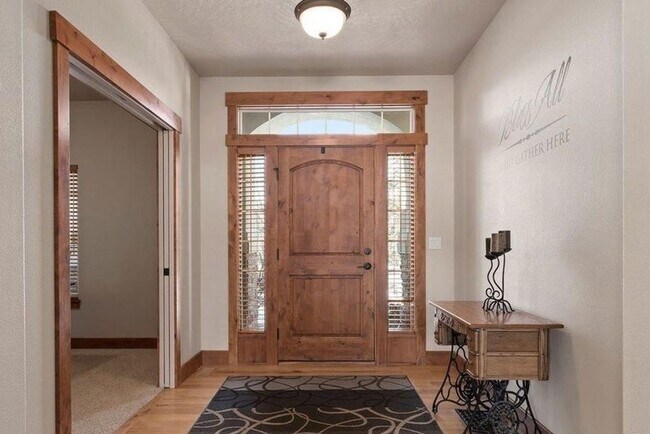 Foto del edificio - Beautiful 4 bedroom/3 full bath with Large...