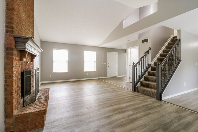Building Photo - Beautiful 3 Bedroom with Vaulted Ceilings