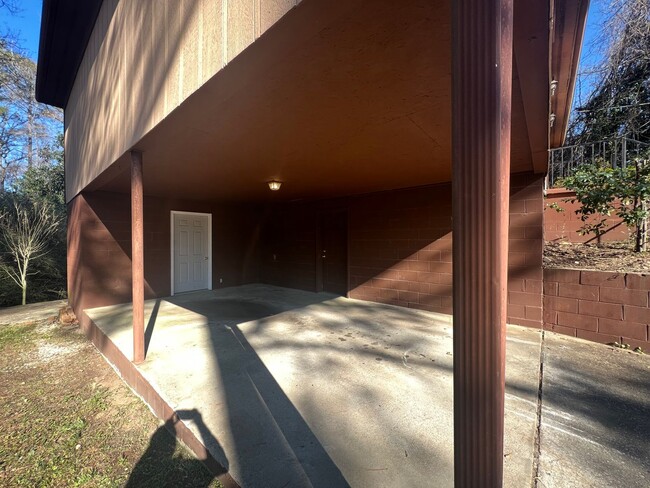 Building Photo - 3 bedroom 1 bathroom home in Colonial Hills
