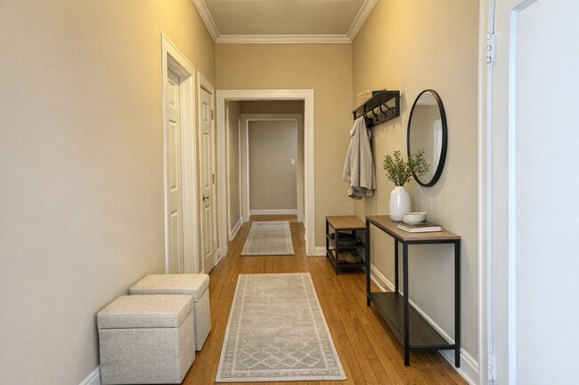 Pasillo - 1070 W Granville Ave