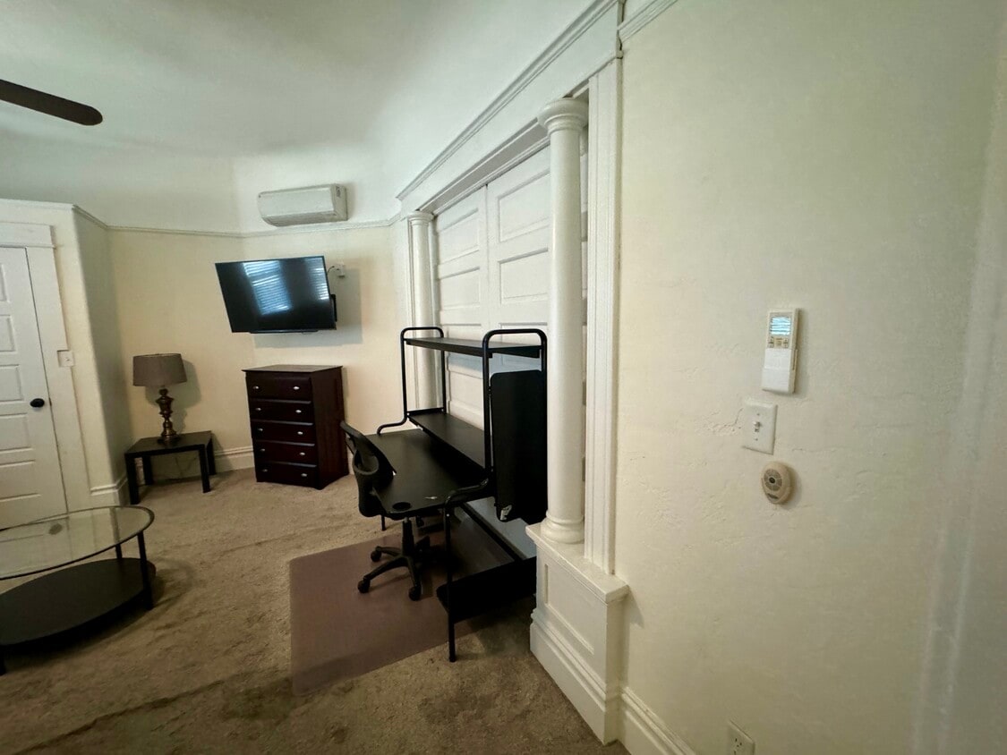 Primary Photo - 102 W Fulton St