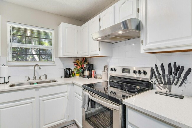 Foto del edificio - 3410 Green Briar Cir