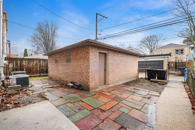 Building Photo - 2531 W Lunt Ave