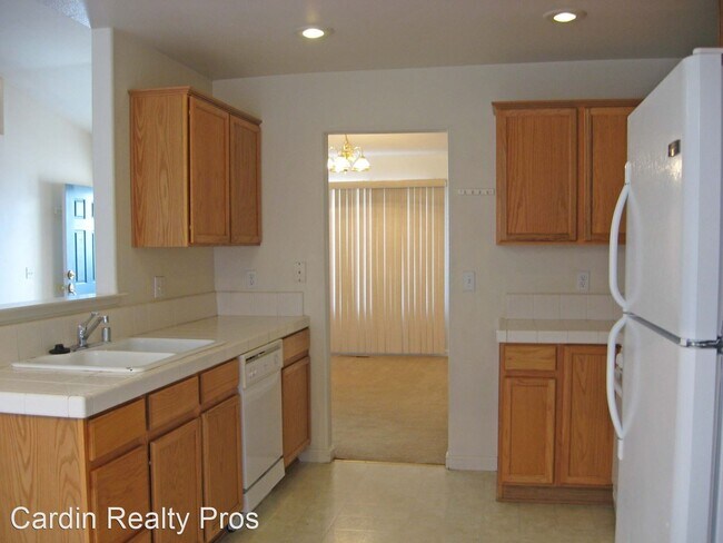 Building Photo - 3 br, 2 bath House - 525 Summer St.
