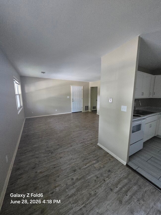 Building Photo - 706 Village Ln