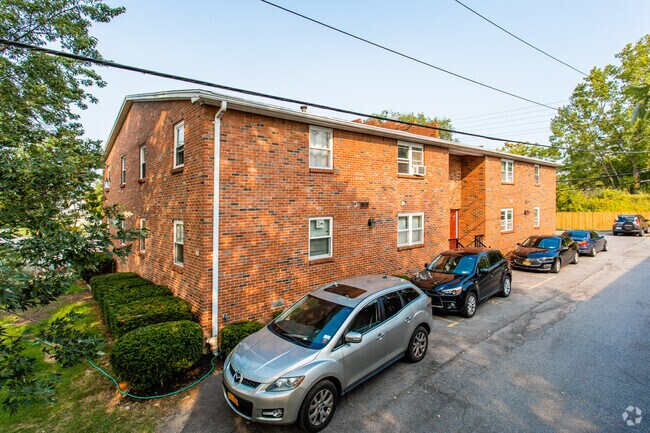 Exterior del edificio de apartamentos - 576-578 Taunton Pl