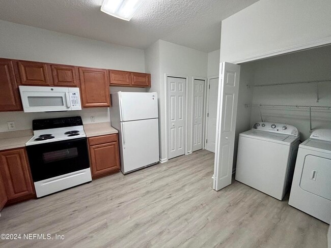 Building Photo - 369 Scrub Jay Dr