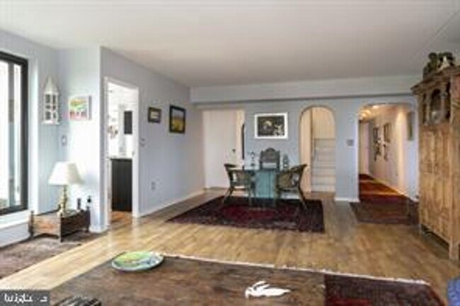 Foto del edificio - Bi-Level Penthouse with 3 Balconies & Delaware River Views | 3 Bed, 3 Bath | Society Hill
