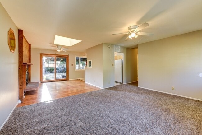 Foto del edificio - Beautiful and LARGE 4 bed 3 bath Home in Desirable Table Mesa Neighborhood with Full Basement.