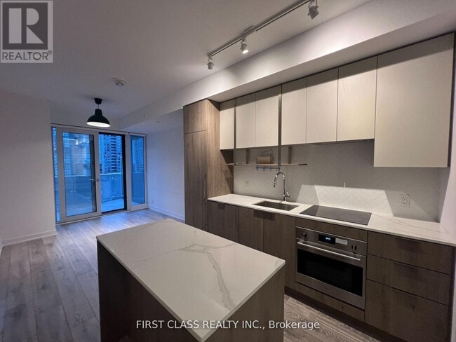 Building Photo - 15 Holmes Ave