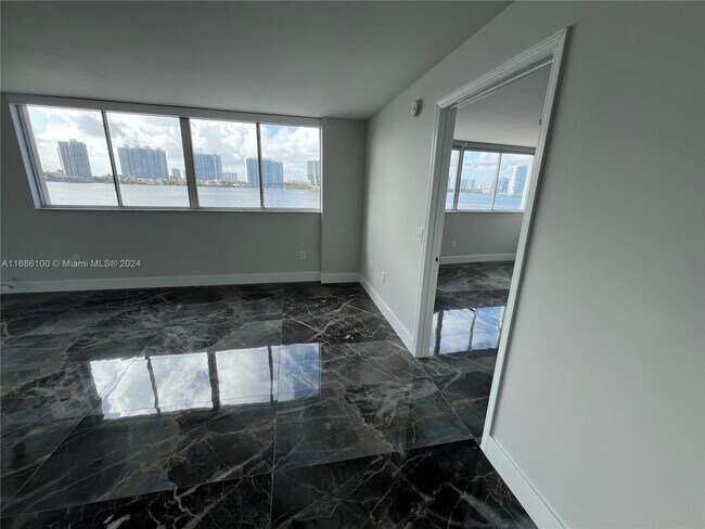 Foto del edificio - 18000 N Bay Rd