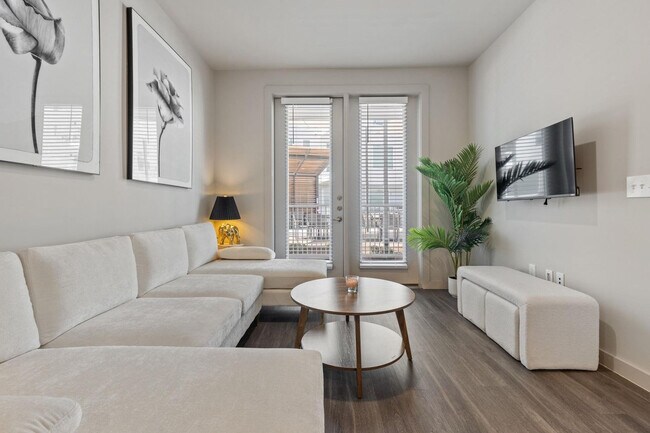 Foto del edificio - 5820 1/2 Cameron Road-SI FL1-ID1364166P