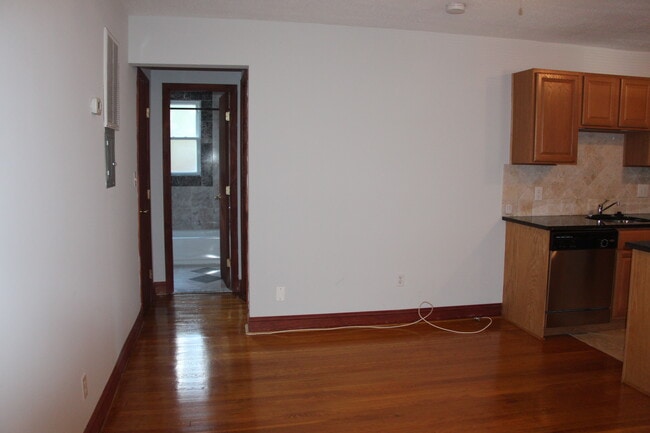 Building Photo - 634 N Monroe St