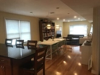 Building Photo - 11 Oak St