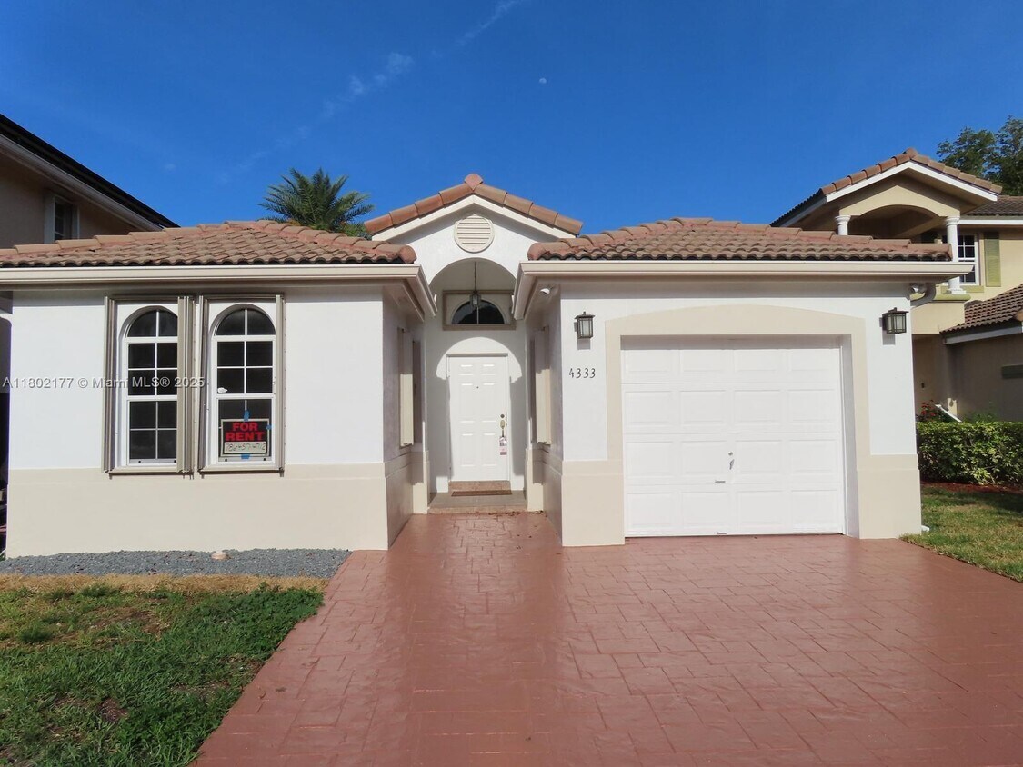 Foto principal - 4333 NW 113th Pl