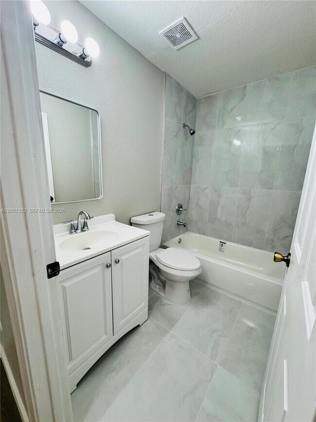 Building Photo - 1592 SE 27th Ct