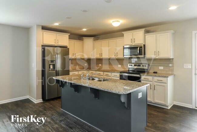 Foto del edificio - 220 Hidden Lakes Rd